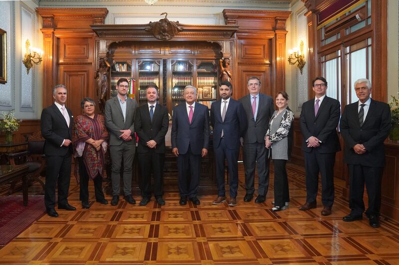 El presidente de México Andrés Manuel López Obrador recibe a Rohan Patel, director de desarrollo de negocios de Tesla y otros directivos acompañados por secretarios de Hacienda, Relaciones Exteriores y Economía en el Palacio Nacional ubicado en la Ciudad de México (Foto: Gobierno de México) El presidente de México Andrés Manuel López Obrador recibe a Rohan Patel, director de desarrollo de negocios de Tesla y otros directivos acompañados por secretarios de Hacienda, Relaciones Exteriores y Economía en el Palacio Nacional ubicado en la Ciudad de México (Foto: Gobierno de México)