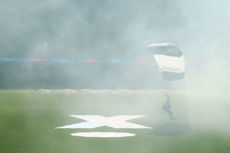 Un paracaidista trae el balón oficial mientras aterriza durante el lanzamiento de la temporada de la AFLX en el Etihad Stadium el 6 de febrero de 2018 en Melbourne, Australia. Un paracaidista trae el balón oficial mientras aterriza durante el lanzamiento de la temporada de la AFLX en el Etihad Stadium el 6 de febrero de 2018 en Melbourne, Australia.