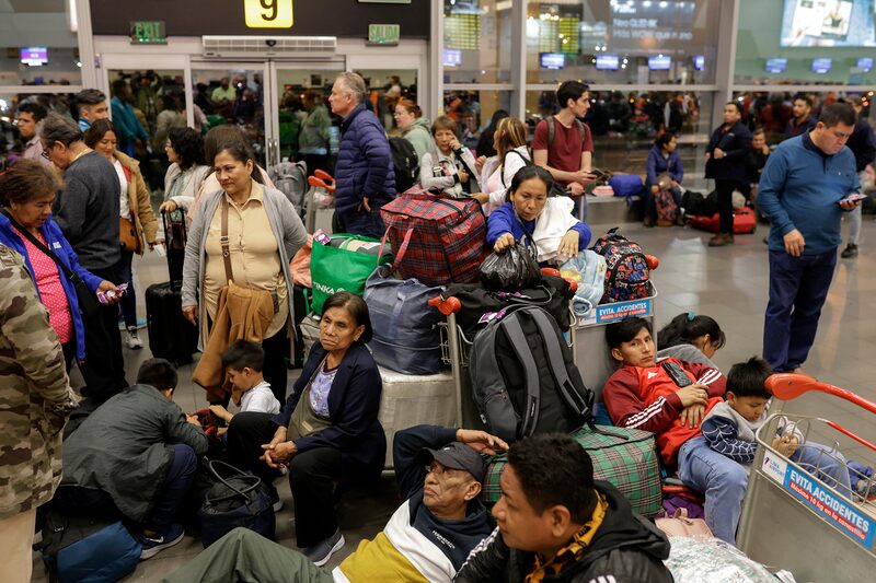 Las luces de la pista principal del Jorge Chávez de Lima se apagaron repentinamente el domingo por la noche obligando a desviar más de 200 vuelos a otros aeropuertos, dejando en tierra a docenas de otros aviones y afectando a más de 10.000 pasajeros, según cifras de la IATA. Las luces de la pista principal del Jorge Chávez de Lima se apagaron repentinamente el domingo por la noche obligando a desviar más de 200 vuelos a otros aeropuertos, dejando en tierra a docenas de otros aviones y afectando a más de 10.000 pasajeros, según cifras de la IATA.