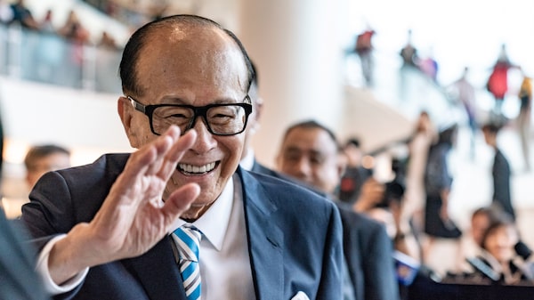 Magnata de Hong Kong busca remodelar império com IPO e venda de portos e telecom Magnata de Hong Kong busca remodelar império com IPO e venda de portos e telecom