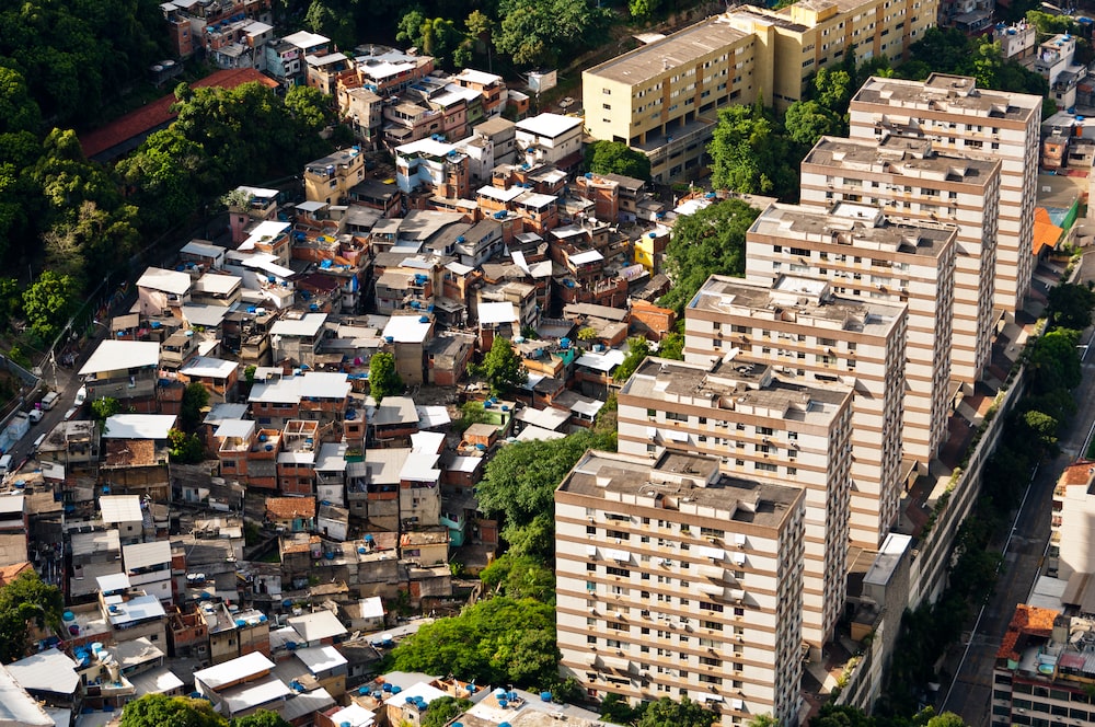 Contrastes urbanos de los edificios de Río de Janeiro, barrios pobres y condos Contrastes urbanos de los edificios de Río de Janeiro, barrios pobres y condos