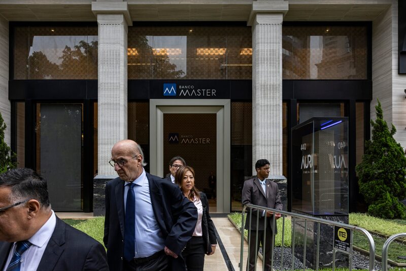 Empleados del Banco Central de Brasil salen de la sede del Banco Master en São Paulo, Brasil, el 18 de noviembre. Fotógrafo: Victor Moriyama/Bloomberg. Empleados del Banco Central de Brasil salen de la sede del Banco Master en São Paulo, Brasil, el 18 de noviembre. Fotógrafo: Victor Moriyama/Bloomberg.