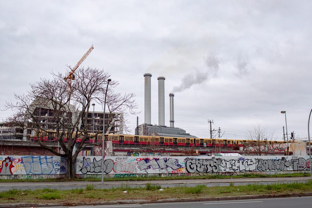 Un tren pasa junto a la central eléctrica de gas natural Mitte Combined Heat and Power en Berlín el 1 de enero. Un tren pasa junto a la central eléctrica de gas natural Mitte Combined Heat and Power en Berlín el 1 de enero.