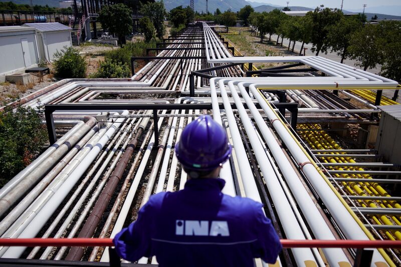 Un empleado mira desde una plataforma a través de las tuberías en la refinería de petróleo INA Industrija Nafte d.d. en Urinj, Croacia, el lunes 18 de julio de 2022. Un empleado mira desde una plataforma a través de las tuberías en la refinería de petróleo INA Industrija Nafte d.d. en Urinj, Croacia, el lunes 18 de julio de 2022.