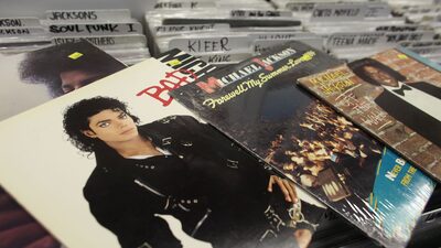 Sony compra fatia em catálogo de Michael Jackson por US$ 600 mi, segundo Billboard Sony compra fatia em catálogo de Michael Jackson por US$ 600 mi, segundo Billboard