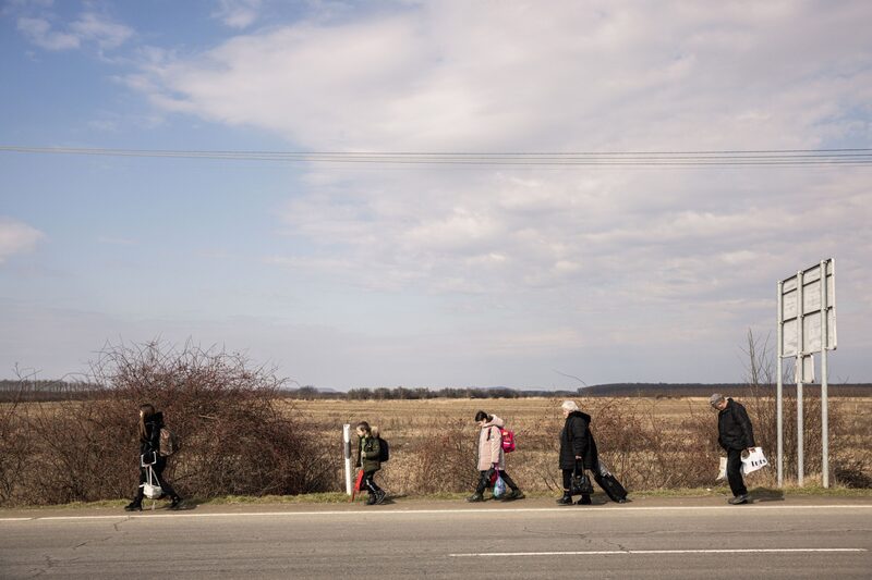 Residentes de Ucrania cruzan la frontera hacia Hungría Residentes de Ucrania cruzan la frontera hacia Hungría