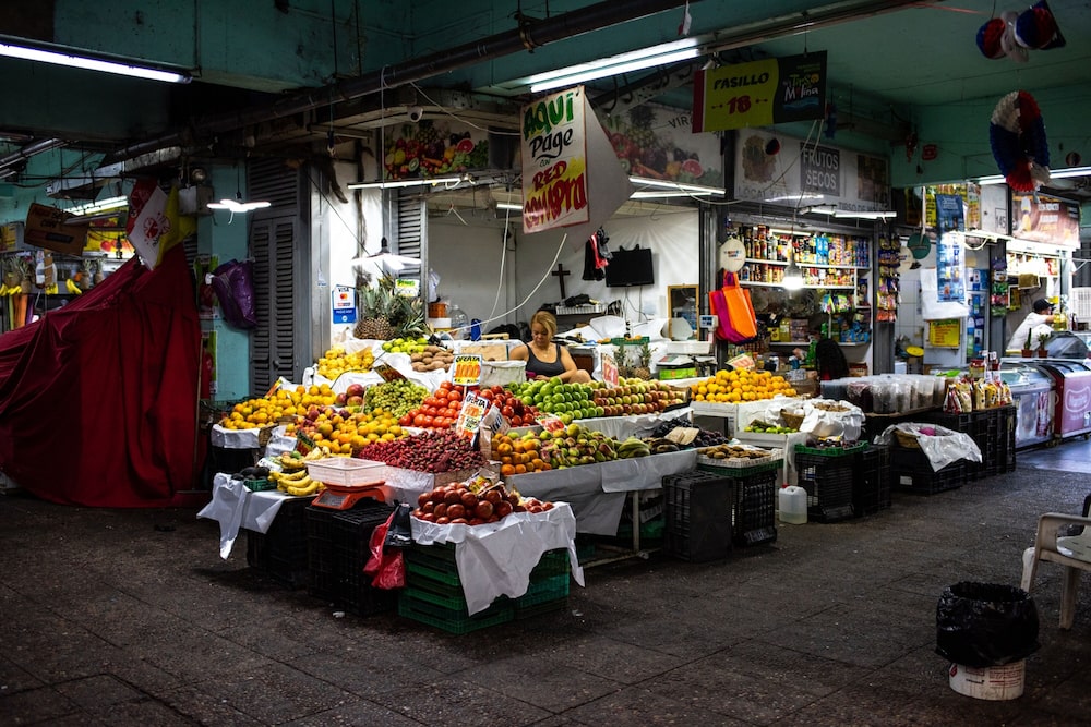 Un vendedor de frutas y vegetales en el mercado de La Vega Central en Santiago de Chile, el lunes 20 de marzo de 2023. Fotógrafo: Cristóbal Olivares/Bloomberg Un vendedor de frutas y vegetales en el mercado de La Vega Central en Santiago de Chile, el lunes 20 de marzo de 2023. Fotógrafo: Cristóbal Olivares/Bloomberg