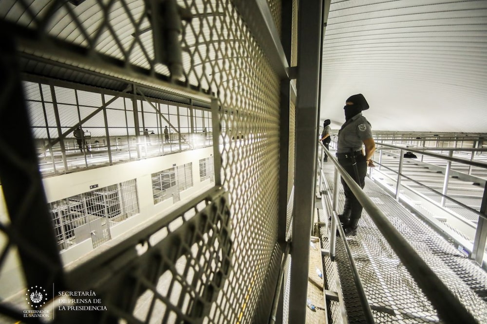 La cárcel cuenta con una decena de pabellones con celdas de concreto reforzado y gruesos barrotes de acero que ocupan 23 hectáreas, posee un muro perimetral de 2,1 kilómetros. La cárcel cuenta con una decena de pabellones con celdas de concreto reforzado y gruesos barrotes de acero que ocupan 23 hectáreas, posee un muro perimetral de 2,1 kilómetros.