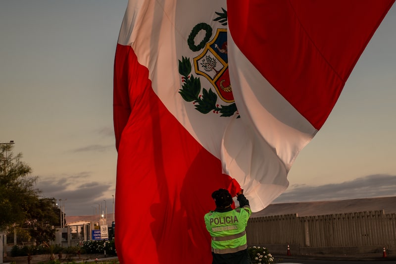 Fitch advierte que destitución de Jerí eleva riesgo de giro antisistema y populista en Perú Fitch advierte que destitución de Jerí eleva riesgo de giro antisistema y populista en Perú