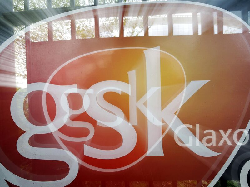 Logo de GlaxoSmithKline Plc fuera de su sede central en Londres. Logo de GlaxoSmithKline Plc fuera de su sede central en Londres.