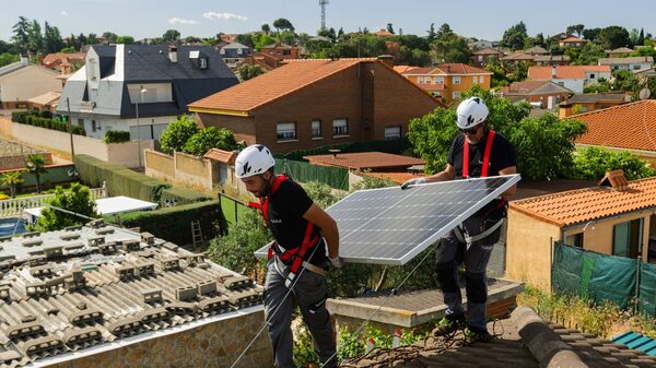 Painéis solares se acumulam em depósitos em meio à crise energética na Europa Painéis solares se acumulam em depósitos em meio à crise energética na Europa