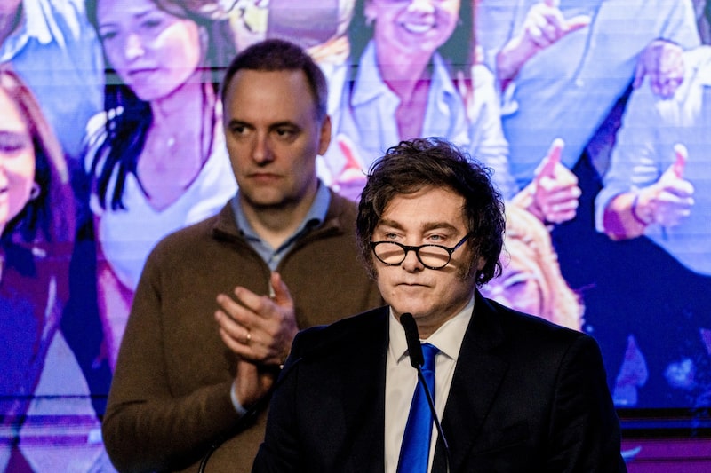 El presidente Javier Milei y detrás de él Manuel Adorni. El presidente Javier Milei y detrás de él Manuel Adorni.