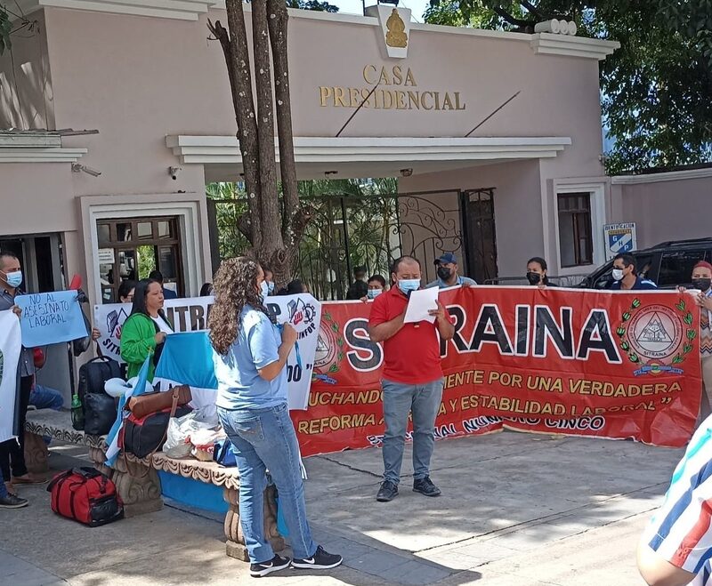 Sindicatos de la maquila protestaron días atrás en Casa Presidencial para exigir respuesta de las autoridades de Gobierno. Sindicatos de la maquila protestaron días atrás en Casa Presidencial para exigir respuesta de las autoridades de Gobierno.