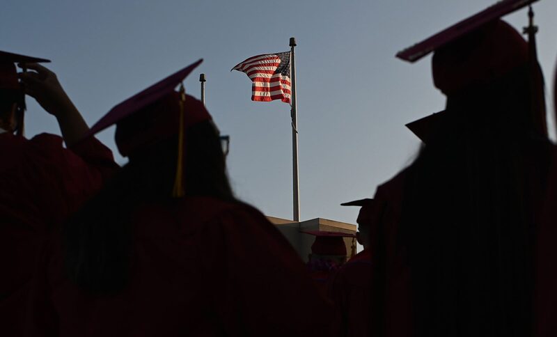 Estudiantes se gradúan en Pasadena, California. Fotógrafa: Robyn Beck/AFP/Getty Images Estudiantes se gradúan en Pasadena, California. Fotógrafa: Robyn Beck/AFP/Getty Images