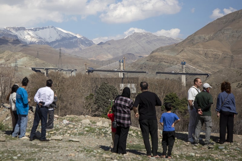 La gente observa el puente B1 dañado tras haber sido destruido por un ataque aéreo en Karaj, Irán, el 3 de abril. Fotógrafo: Majid Saeedi/Getty Images La gente observa el puente B1 dañado tras haber sido destruido por un ataque aéreo en Karaj, Irán, el 3 de abril. Fotógrafo: Majid Saeedi/Getty Images
