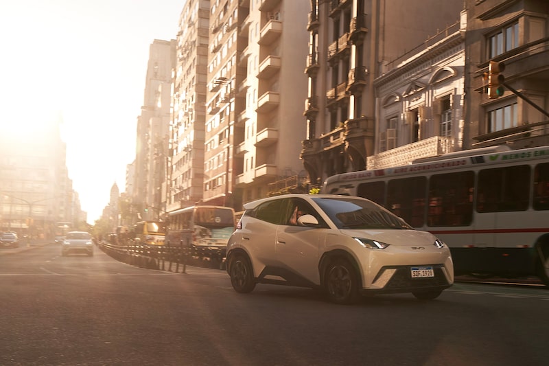 Un vehículo eléctrico BYD circula por las calles de Montevideo. Un vehículo eléctrico BYD circula por las calles de Montevideo.