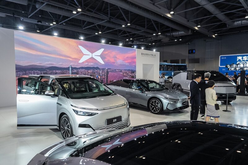 Vehículos eléctricos de Xpeng expuestos en la Exposición Internacional de Automoción y Cadena de Suministro de Hong Kong. (Chan Long Hei/Bloomberg) Vehículos eléctricos de Xpeng expuestos en la Exposición Internacional de Automoción y Cadena de Suministro de Hong Kong. (Chan Long Hei/Bloomberg)