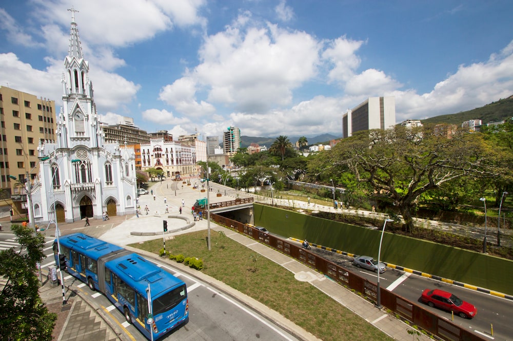 Metro Cali no puede acceder directamente a líneas de crédito conforme a que el ente gestor se encuentra en la Ley 550 de 1999. A la fecha el municipio ha aportado $6.000 millones para el funcionamiento del ente gestor, teniendo en cuenta que a la fecha solo se ha recaudado $3.190 millones por concepto de participación tarifaria, lo cual equivale al 18% de lo presupuestado. Metro Cali no puede acceder directamente a líneas de crédito conforme a que el ente gestor se encuentra en la Ley 550 de 1999. A la fecha el municipio ha aportado $6.000 millones para el funcionamiento del ente gestor, teniendo en cuenta que a la fecha solo se ha recaudado $3.190 millones por concepto de participación tarifaria, lo cual equivale al 18% de lo presupuestado.