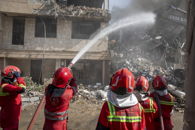 Los bomberos combaten un incendio tras un ataque israelí sobre Teherán, en junio. Los bomberos combaten un incendio tras un ataque israelí sobre Teherán, en junio.