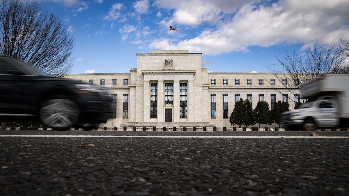Vehículos pasan frente al edificio de la Reserva Federal Marriner S. Eccles en Washington.