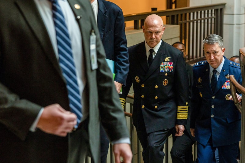 John D. Caine, jefe del Estado Mayor Conjunto, a la derecha, y el almirante de la Armada Frank Bradley llegan a una reunión informativa con legisladores en el Capitolio en Washington el 4 de diciembre. Fotógrafo: Alex Kent/Bloomberg. John D. Caine, jefe del Estado Mayor Conjunto, a la derecha, y el almirante de la Armada Frank Bradley llegan a una reunión informativa con legisladores en el Capitolio en Washington el 4 de diciembre. Fotógrafo: Alex Kent/Bloomberg.