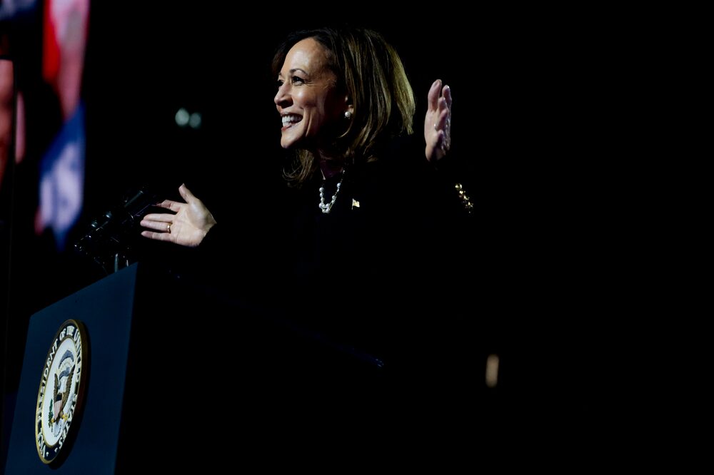 La vicepresidenta de EE.UU., Kamala Harris, durante un acto de campaña frente al Museo de Arte de Filadelfia en Pensilvania, el lunes 4 de noviembre de 2024. La vicepresidenta de EE.UU., Kamala Harris, durante un acto de campaña frente al Museo de Arte de Filadelfia en Pensilvania, el lunes 4 de noviembre de 2024.