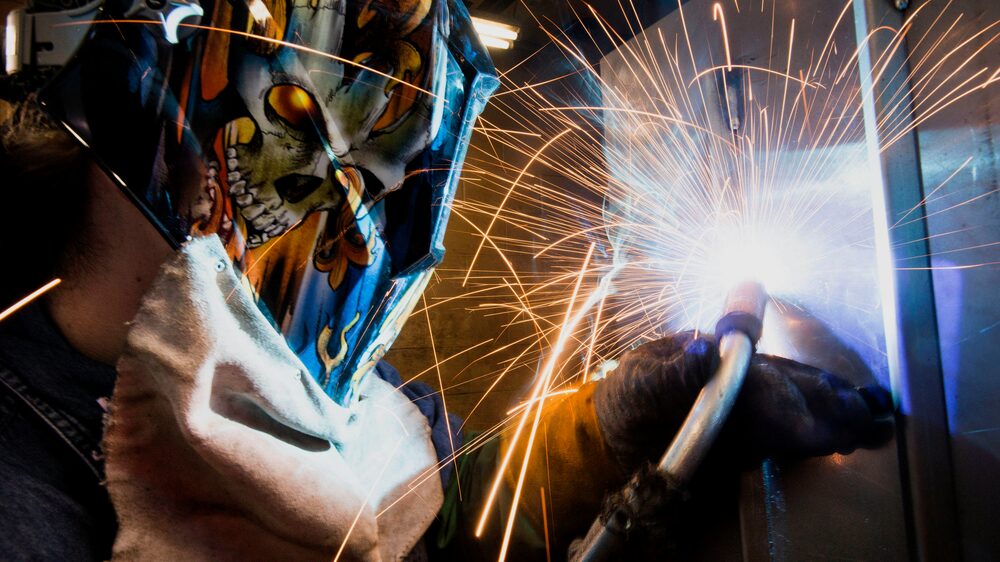 Un empleado utiliza un soldador mig para crear un cordón de soldadura en el interior de una estufa de carbón Pioneer en las instalaciones de Leisure Line Stove Co. en Berwick, Pensilvania, EE.UU., el viernes 30 de agosto de 2013. Un empleado utiliza un soldador mig para crear un cordón de soldadura en el interior de una estufa de carbón Pioneer en las instalaciones de Leisure Line Stove Co. en Berwick, Pensilvania, EE.UU., el viernes 30 de agosto de 2013.