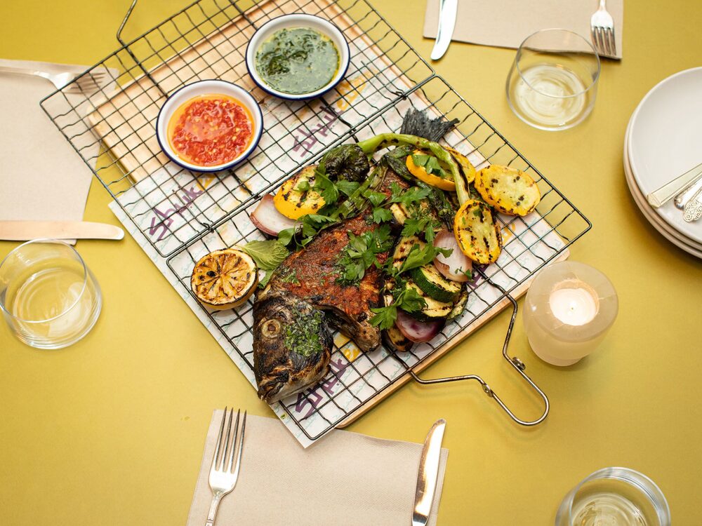 El pescado en una cesta en Shukette es uno de los nuevos platos más atractivos de Nueva York. Fotógrafo: Clay Williams/Bloomberg
El pescado en una cesta en Shukette es uno de los nuevos platos más atractivos de Nueva York. Fotógrafo: Clay Williams/Bloomberg