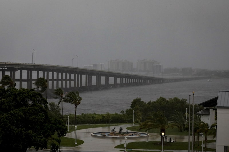 El puente Caloosahatchee antes del huracán Ian en Fort Myers, Florida, Estados Unidos, el miércoles 28 de septiembre de 2022. El huracán Ian cobró fuerza rápidamente -con vientos que alcanzaron las 155 millas por hora- a medida que se acercaba a la costa de Florida, amenazando con arrancar los tejados de las casas, destrozar las cosechas agrícolas y paralizar las infraestructuras como una de las tormentas más costosas que han azotado los Estados Unidos. Fotógrafa: Eva Marie Uzcategui/Bloomberg El puente Caloosahatchee antes del huracán Ian en Fort Myers, Florida, Estados Unidos, el miércoles 28 de septiembre de 2022. El huracán Ian cobró fuerza rápidamente -con vientos que alcanzaron las 155 millas por hora- a medida que se acercaba a la costa de Florida, amenazando con arrancar los tejados de las casas, destrozar las cosechas agrícolas y paralizar las infraestructuras como una de las tormentas más costosas que han azotado los Estados Unidos. Fotógrafa: Eva Marie Uzcategui/Bloomberg