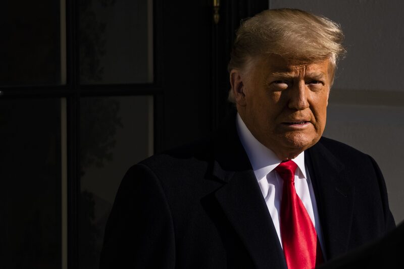 El presidente de Estados Unidos, Donald Trump, sale de la Casa Blanca en Washington, Estados Unidos, el martes 12 de enero de 2021. Fotógrafo: Samuel Corum/Bloomberg El presidente de Estados Unidos, Donald Trump, sale de la Casa Blanca en Washington, Estados Unidos, el martes 12 de enero de 2021. Fotógrafo: Samuel Corum/Bloomberg