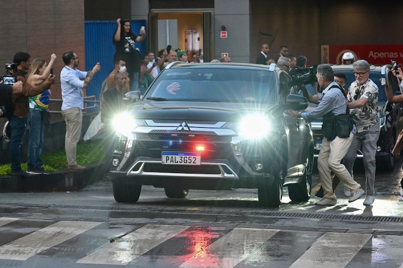 Vehículo donde trasladaban a Bolsonaro. Vehículo donde trasladaban a Bolsonaro.