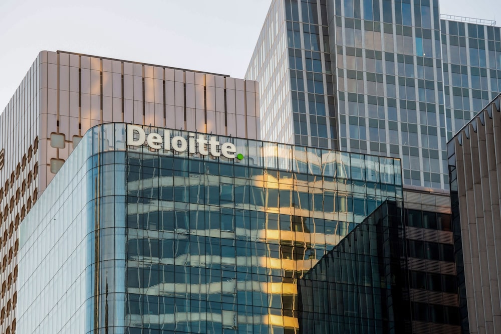 Logotipo de Deloitte en el exterior del edificio de oficinas de Deloitte LLP en el distrito financiero de La Défense, París, Francia. Logotipo de Deloitte en el exterior del edificio de oficinas de Deloitte LLP en el distrito financiero de La Défense, París, Francia.