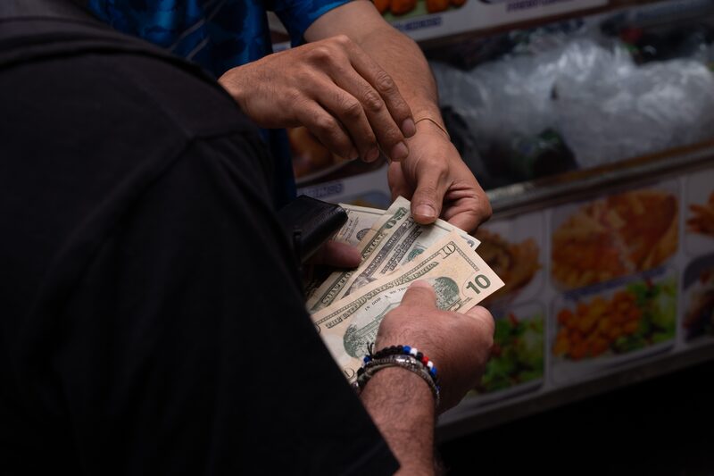 Pessoa com dólares na mão Pessoa com dólares na mão