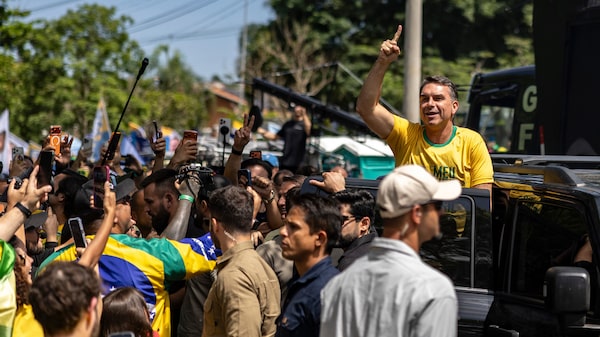 Vitória de Flávio Bolsonaro marca guinada do Brasil à direita e põe ‘era Lula’ em xeque Vitória de Flávio Bolsonaro marca guinada do Brasil à direita e põe ‘era Lula’ em xeque