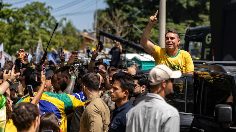 Vitória de Flávio Bolsonaro marca guinada do Brasil à direita e põe ‘era Lula’ em xeque Vitória de Flávio Bolsonaro marca guinada do Brasil à direita e põe ‘era Lula’ em xeque