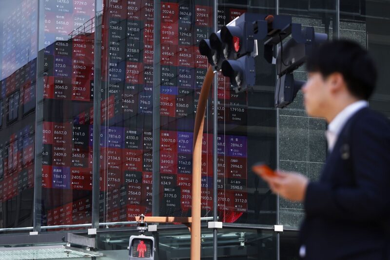 Un tablero electrónico de acciones en el interior del edificio Kabuto One en Tokio, Japón, el jueves 1 de junio de 2023. Un tablero electrónico de acciones en el interior del edificio Kabuto One en Tokio, Japón, el jueves 1 de junio de 2023.