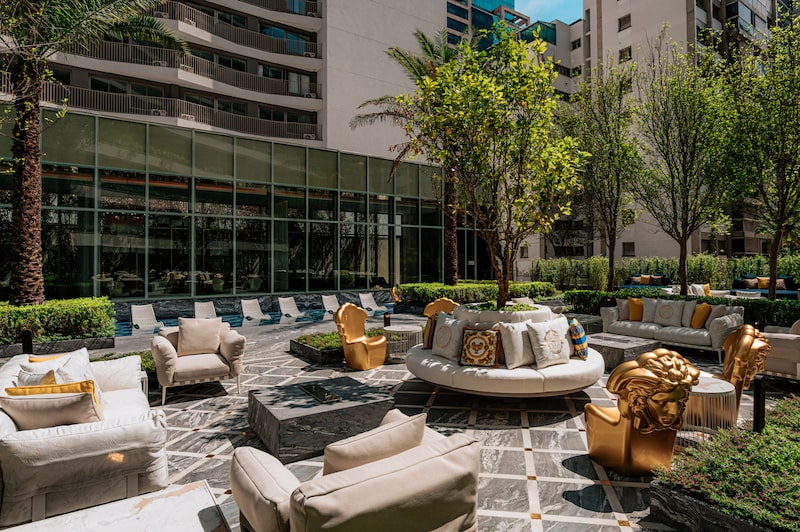 Área externa do empreendimento Villa Versace, da Lavvi, que contará com apartamentos para a plataforma Charlie com o selo One of a Kind (Foto: Reprodução/Lavvi) Área externa do empreendimento Villa Versace, da Lavvi, que contará com apartamentos para a plataforma Charlie com o selo One of a Kind (Foto: Reprodução/Lavvi)