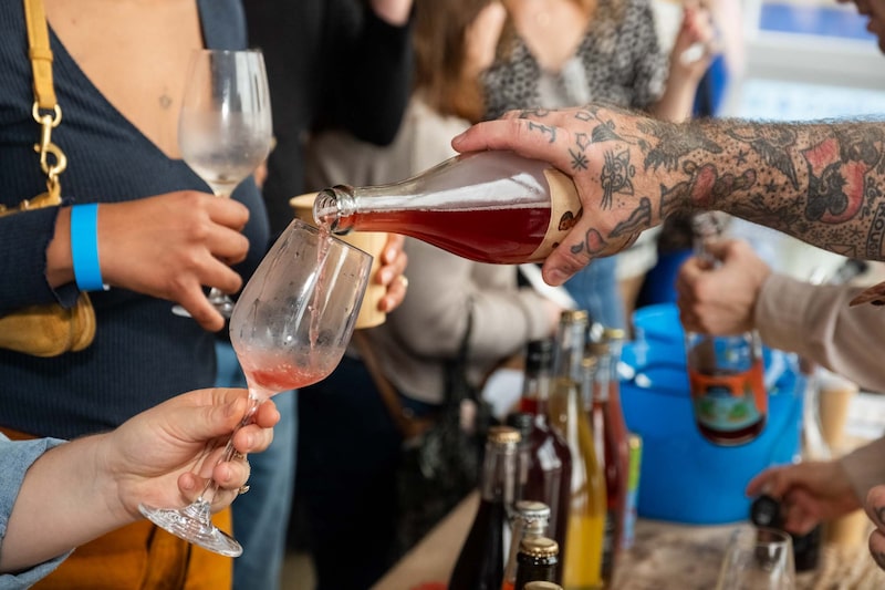 Personas disfrutan de vinos. Personas disfrutan de vinos.