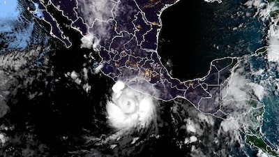 Huracán Polo desciende a categoría 4 mientras bordea las costas del Pacífico de México Huracán Polo desciende a categoría 4 mientras bordea las costas del Pacífico de México