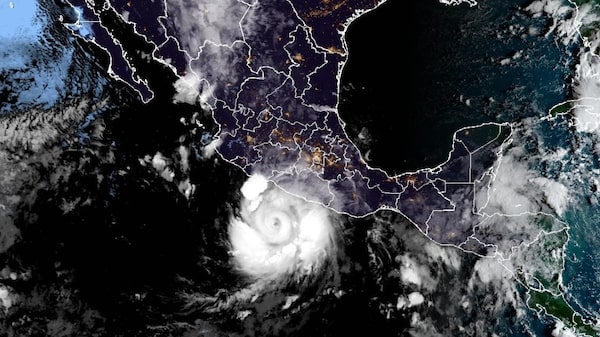 Huracán Polo desciende a categoría 4 mientras bordea las costas del Pacífico de México Huracán Polo desciende a categoría 4 mientras bordea las costas del Pacífico de México