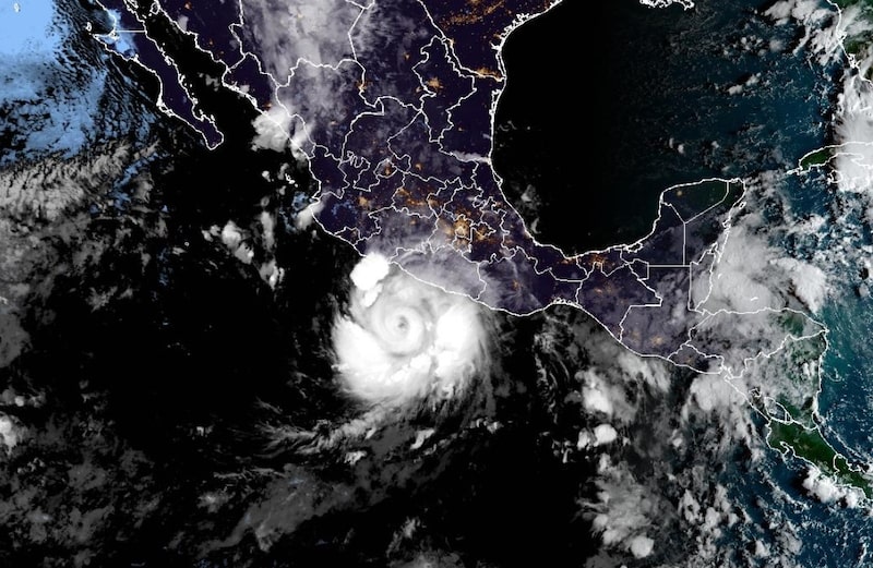 Imagen satelital del huracán Polo. Imagen satelital del huracán Polo.