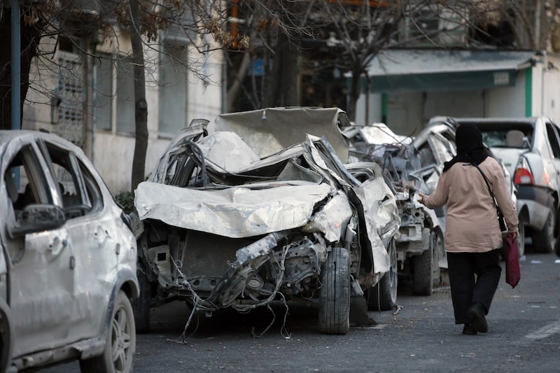 Un vehículo destruido en las calles de Irán. Un vehículo destruido en las calles de Irán.