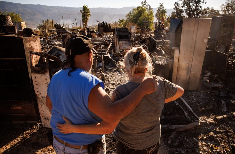 Residentes observan lo que queda de su casa en Aguanga, California, después del incendio Highland, el 31 de octubre de 2023. Residentes observan lo que queda de su casa en Aguanga, California, después del incendio Highland, el 31 de octubre de 2023.