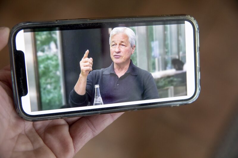 Jamie Dimon, CEO de JPMorgan Chase & Co., habla virtualmente durante un evento transmitido por Internet en un teléfono móvil en Tiskilwa, Illinois, Estados Unidos, el miércoles 21 de abril de 2021. Jamie Dimon, CEO de JPMorgan Chase & Co., habla virtualmente durante un evento transmitido por Internet en un teléfono móvil en Tiskilwa, Illinois, Estados Unidos, el miércoles 21 de abril de 2021.