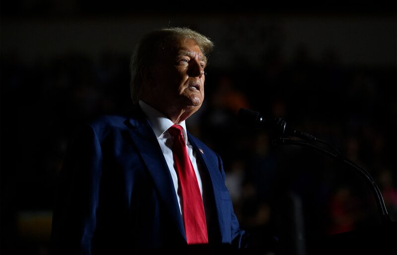 El expresidente de EE.UU. Donald Trump habla a sus seguidores durante un mitin político mientras hace campaña por la nominación del Partido Republicano en las elecciones de 2024 en el Erie Insurance Arena el 29 de julio de 2023 en Erie, Pensilvania. (Foto de Jeff Swensen/Getty Images) El expresidente de EE.UU. Donald Trump habla a sus seguidores durante un mitin político mientras hace campaña por la nominación del Partido Republicano en las elecciones de 2024 en el Erie Insurance Arena el 29 de julio de 2023 en Erie, Pensilvania. (Foto de Jeff Swensen/Getty Images)