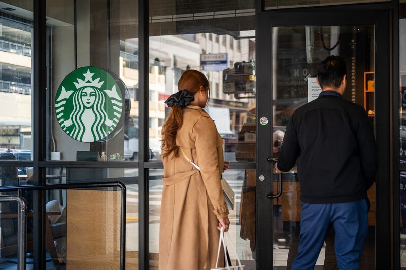 Starbucks está reduciendo su menú y sustituyendo las bebidas impopulares por opciones más ajustadas a los gustos de los consumidores. Starbucks está reduciendo su menú y sustituyendo las bebidas impopulares por opciones más ajustadas a los gustos de los consumidores.