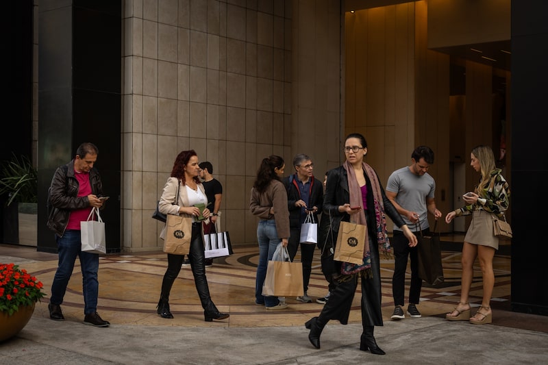 Compradores en un centro comercial en el barrio Jardins de São Paulo. Fotógrafa: Maira Erlich/Bloomberg. Compradores en un centro comercial en el barrio Jardins de São Paulo. Fotógrafa: Maira Erlich/Bloomberg.