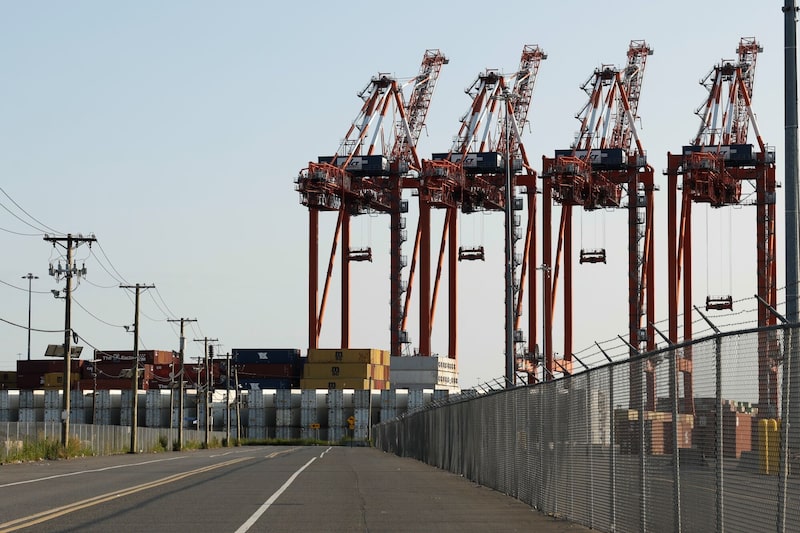 Contenedores de carga en la terminal Port Newark Container Terminal en Newark, Nueva Jersey. Contenedores de carga en la terminal Port Newark Container Terminal en Newark, Nueva Jersey.