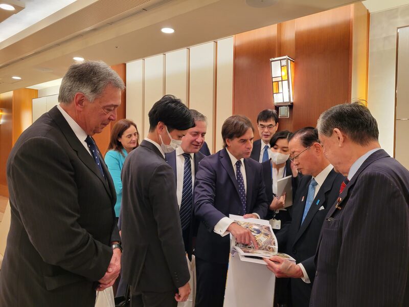 El presidente Luis Lacalle Pou junto a los ministros Fernando Mattos (Ganadería) y Omar Paganini durante una misión oficial a Japón a fines de octubre de 2022. Foto: Ministerio de Ganadería. El presidente Luis Lacalle Pou junto a los ministros Fernando Mattos (Ganadería) y Omar Paganini durante una misión oficial a Japón a fines de octubre de 2022. Foto: Ministerio de Ganadería.