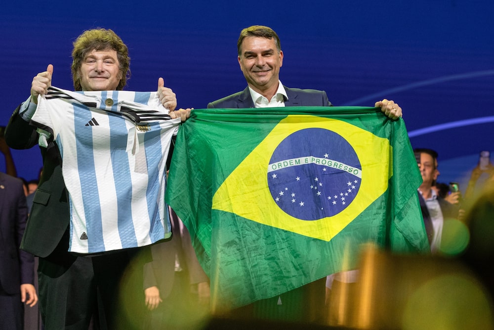 Javier Milei, presidente da Argentina, à esquerda, e Flavio Bolsonaro (Foto: Maira Erlich/Bloomberg) Javier Milei, presidente da Argentina, à esquerda, e Flavio Bolsonaro (Foto: Maira Erlich/Bloomberg)
